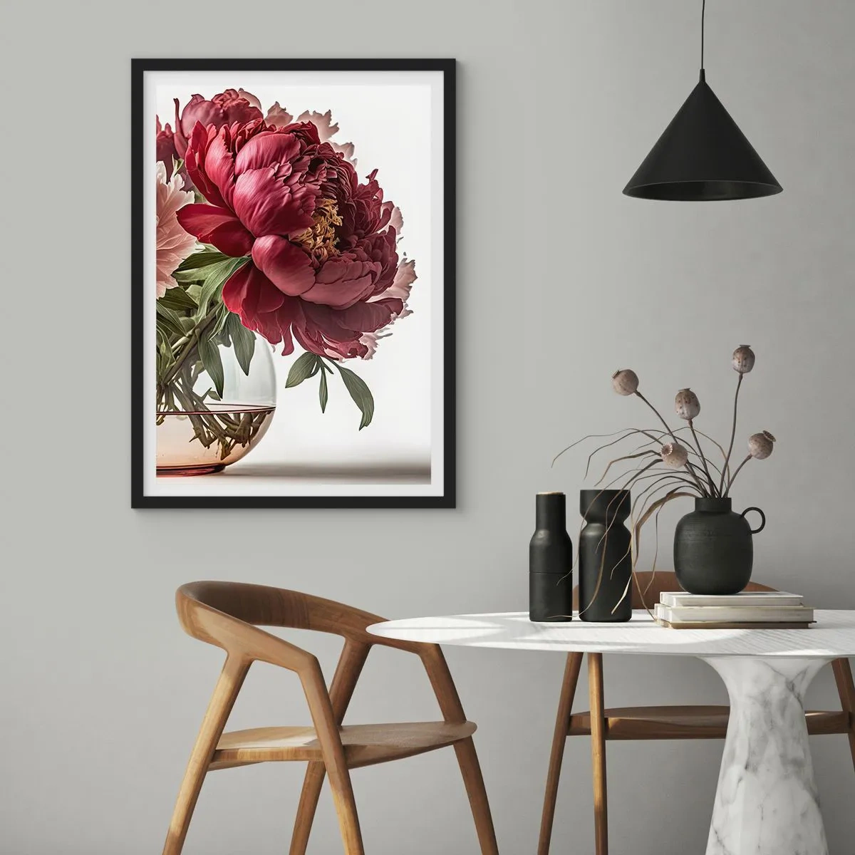 Plakat i sort ramme - Røde pæoner i en glasvase på en hvid baggrund - 50x70cm - I fuldt flor af skønhed - Moderne vægdekoration til stue og soveværelse ARTTOR