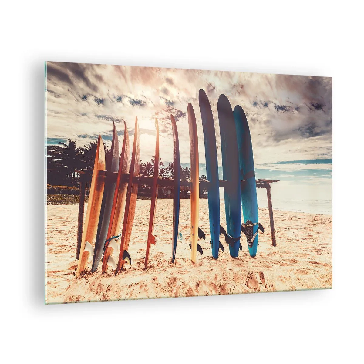 Billede på glas - Farverige surfbrætter linet op på stranden ved solnedgang - 70x50cm - Godnat, indtil i morgen - Moderne vægdekoration til stue og soveværelse ARTTOR