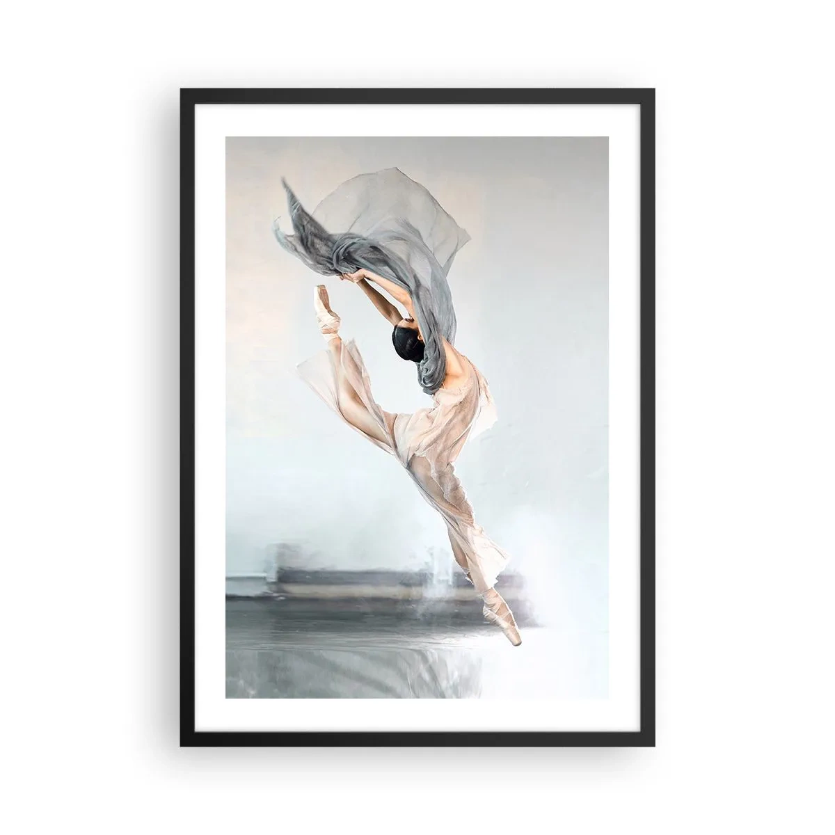 Plakat i sort ramme - En ballerina danser med et fint sjal mod en lys baggrund - 50x70cm - I dansende henrykkelse - Moderne vægdekoration til stue og soveværelse ARTTOR