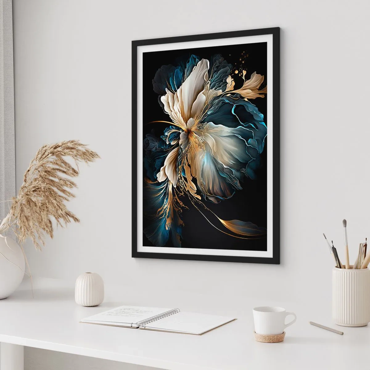 Plakat i sort ramme - Et elegant abstrakt blomsterarrangement i guld og marineblå. - 50x70cm - Eventyrlig bregneblomst - Moderne vægdekoration til stue og soveværelse ARTTOR