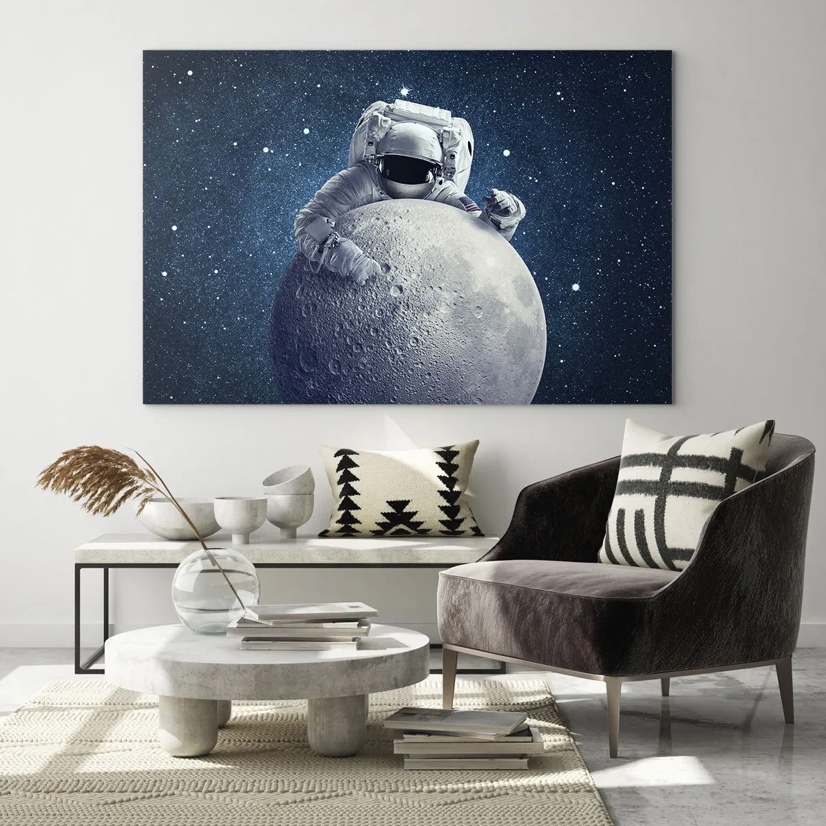 Billede på glas - Astronaut krammer månen mod en stjerneklar himmel - 70x50cm - Kosmisk spøgefugl - Moderne vægdekoration til stue og soveværelse ARTTOR