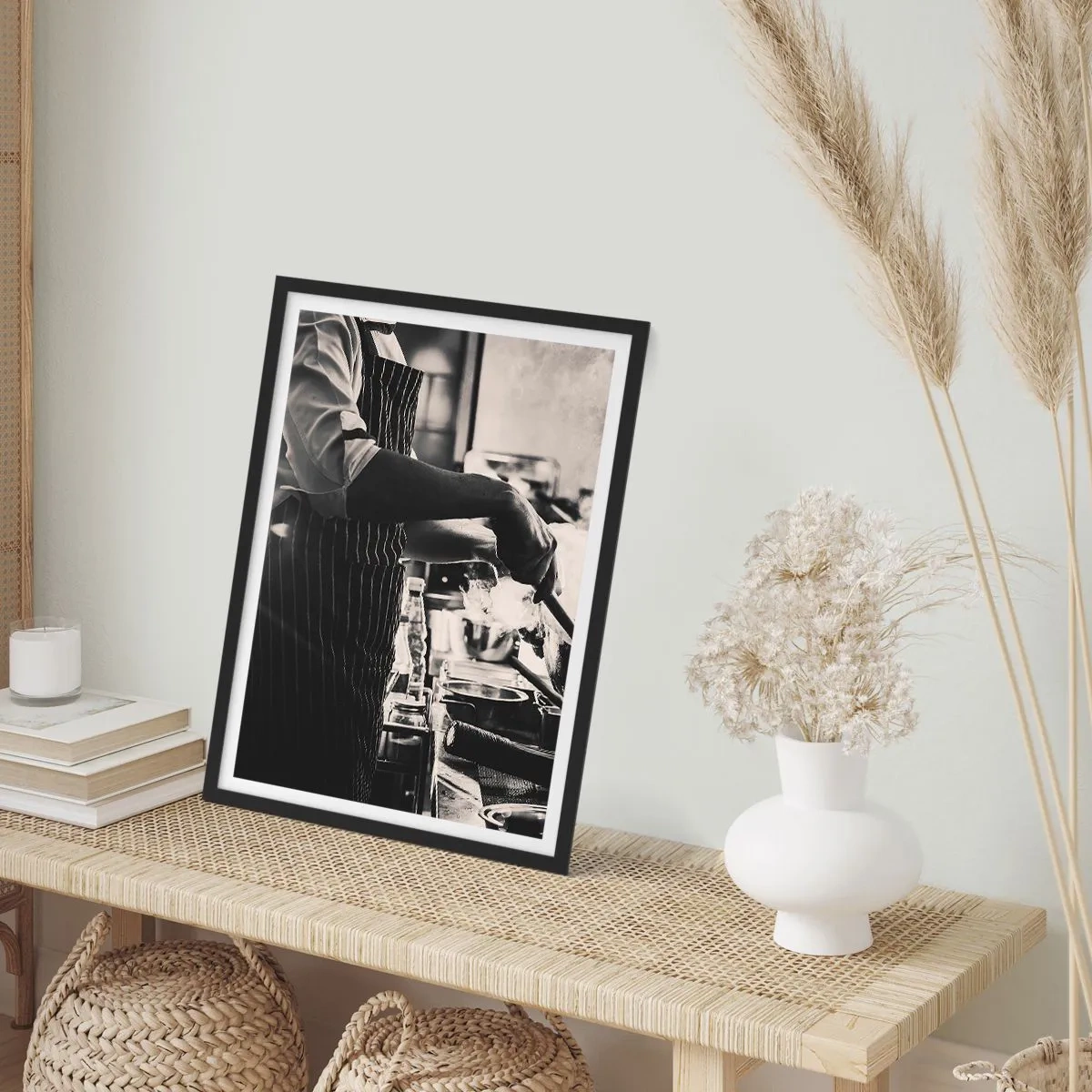 Plakat i sort ramme - Sort-hvidt fotografi af en kok på arbejde - 50x70cm - Smagernes alkymi - Moderne vægdekoration til stue og soveværelse ARTTOR