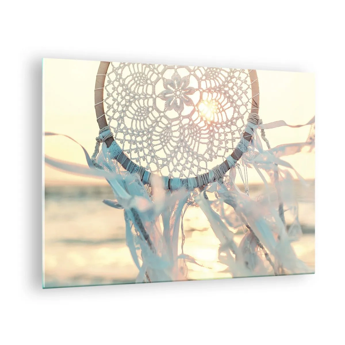 Billede på glas - En blondetotem med fine frynser mod en baggrund af den nedgående sol over havet. - 70x50cm - Totem med blonder - Moderne vægdekoration til stue og soveværelse ARTTOR