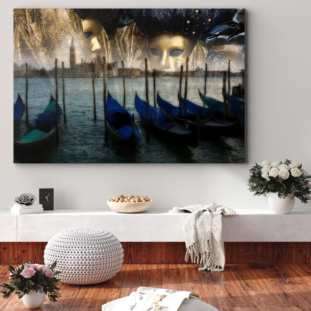 Lærredstryk - Billede på lærred - Venetianske karnevalsmasker og gondoler mod byen og vandet som baggrund - 70x50cm - Tid til at starte karneval - Moderne vægdekoration til stue og soveværelse ARTTOR