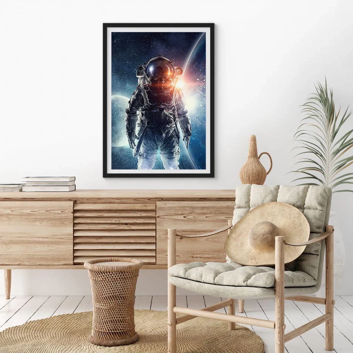 Plakat i sort ramme - Astronaut i rummet med planeter og stjerner i baggrunden - 50x70cm - Et kosmisk eventyr - Moderne vægdekoration til stue og soveværelse ARTTOR
