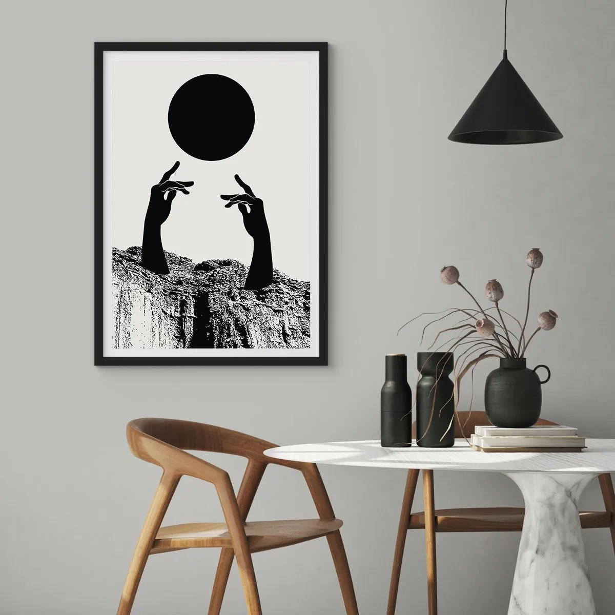 Plakat i sort ramme - Symbolske hænder rækker ud efter en sort bold mod en baggrund af klipper - 50x70cm - Surrealistisk komposition: solen og resten - Moderne vægdekoration til stue og soveværelse ARTTOR