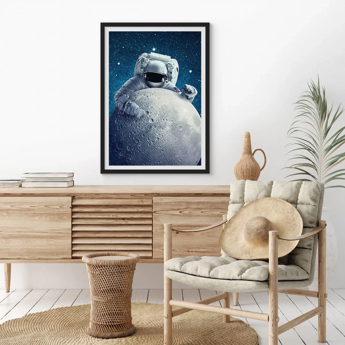 Plakat i sort ramme - En astronaut holder et stykke af månen mod en stjerneklar himmel. - 50x70cm - Kosmisk spøgefugl - Moderne vægdekoration til stue og soveværelse ARTTOR