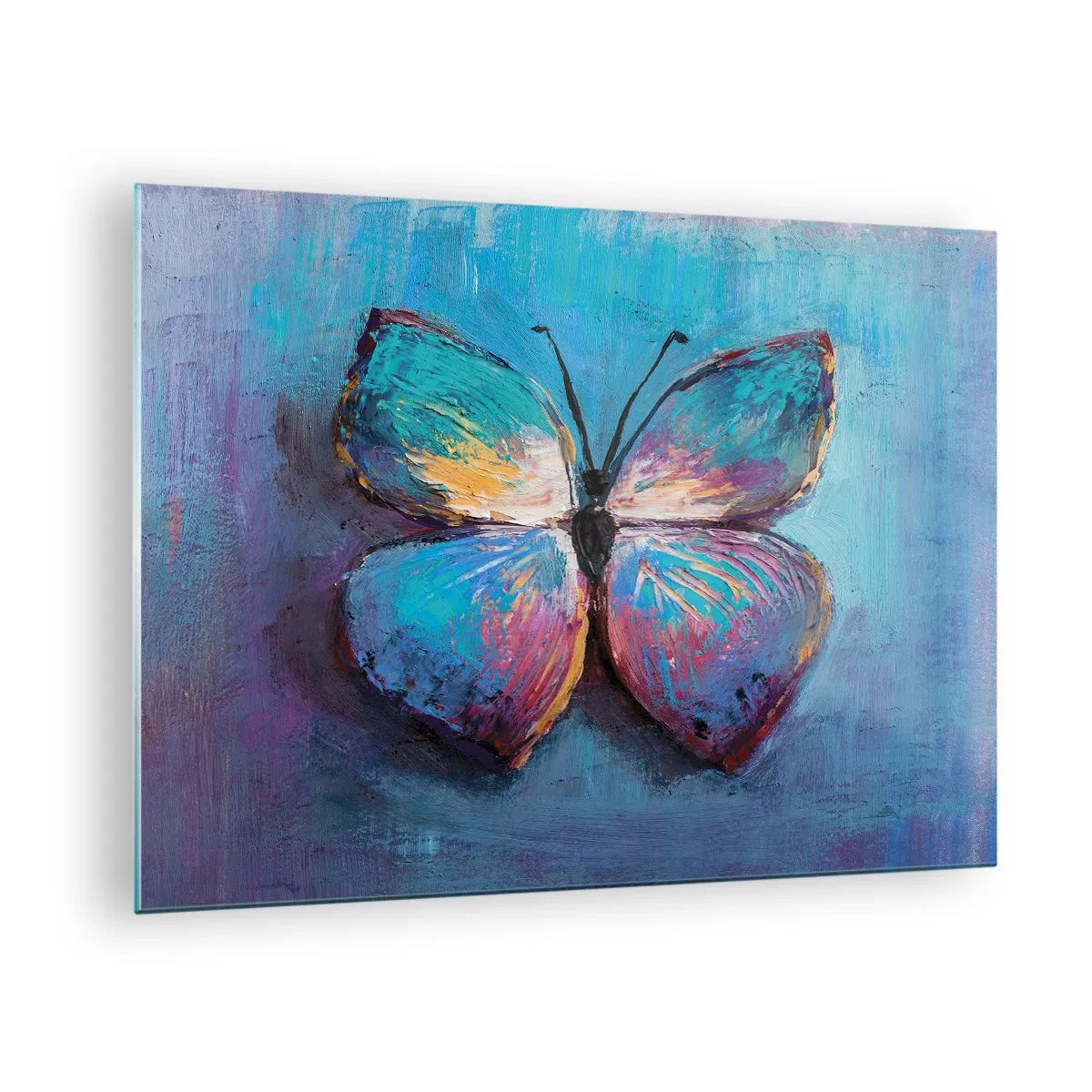 Billede på glas - En farverig sommerfugl mod en baggrund af abstrakte farver i nuancer af blå og lilla. - 70x50cm - I sin fulde pragt - Moderne vægdekoration til stue og soveværelse ARTTOR