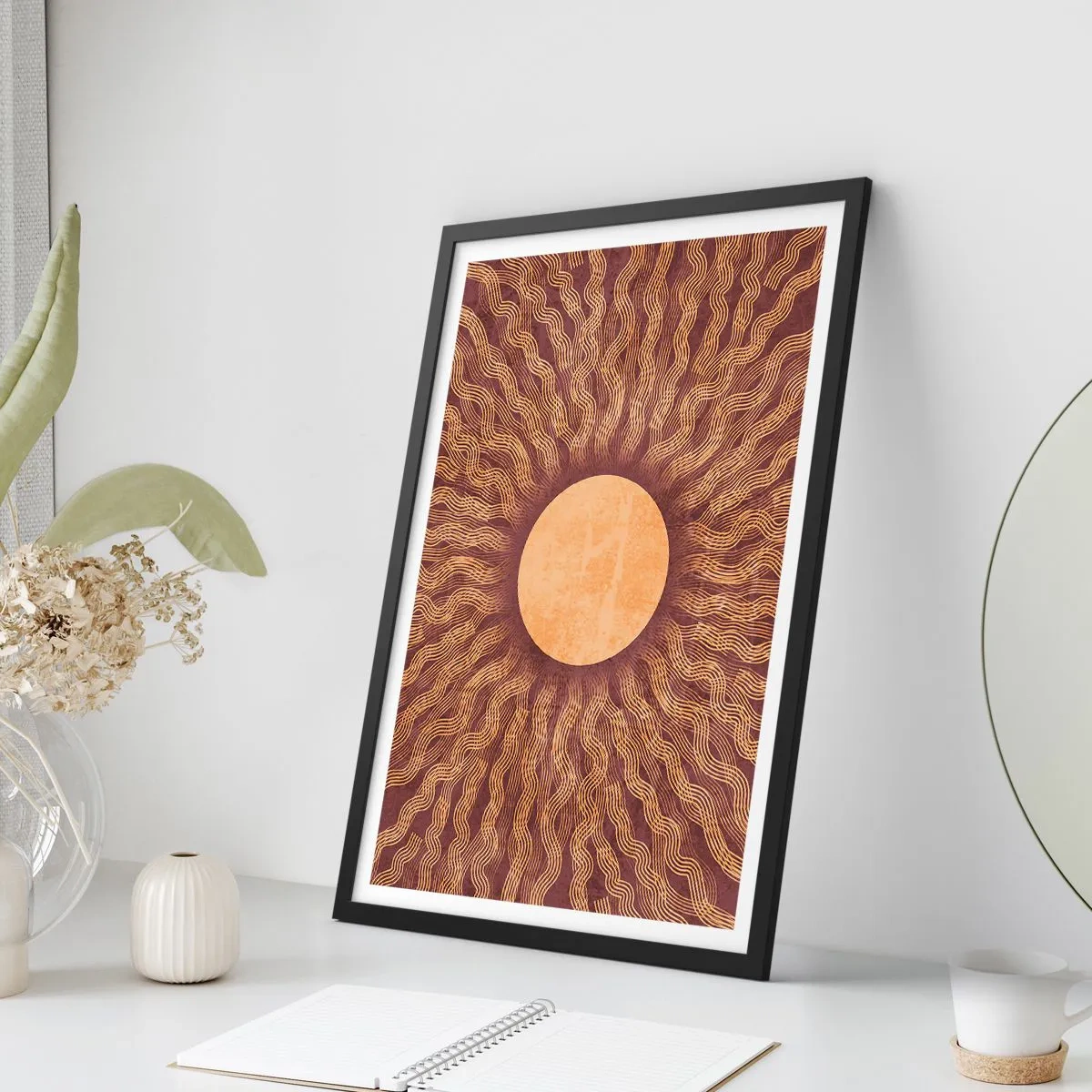 Plakat i sort ramme - Stiliseret sol med stråler i nuancer af guld og brun - 50x70cm - Ikon for solen - Moderne vægdekoration til stue og soveværelse ARTTOR