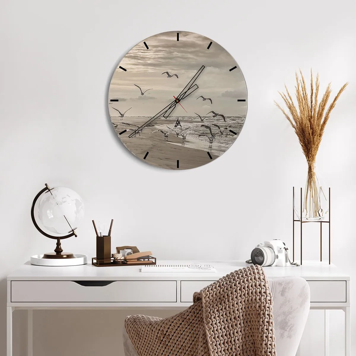 Vægur, Uret - Måger svæver over kysten om morgenen - 30x30cm - Havet brummer, fuglene synger - Moderne vægdekoration til stue, køkken og soveværelse ARTTOR
