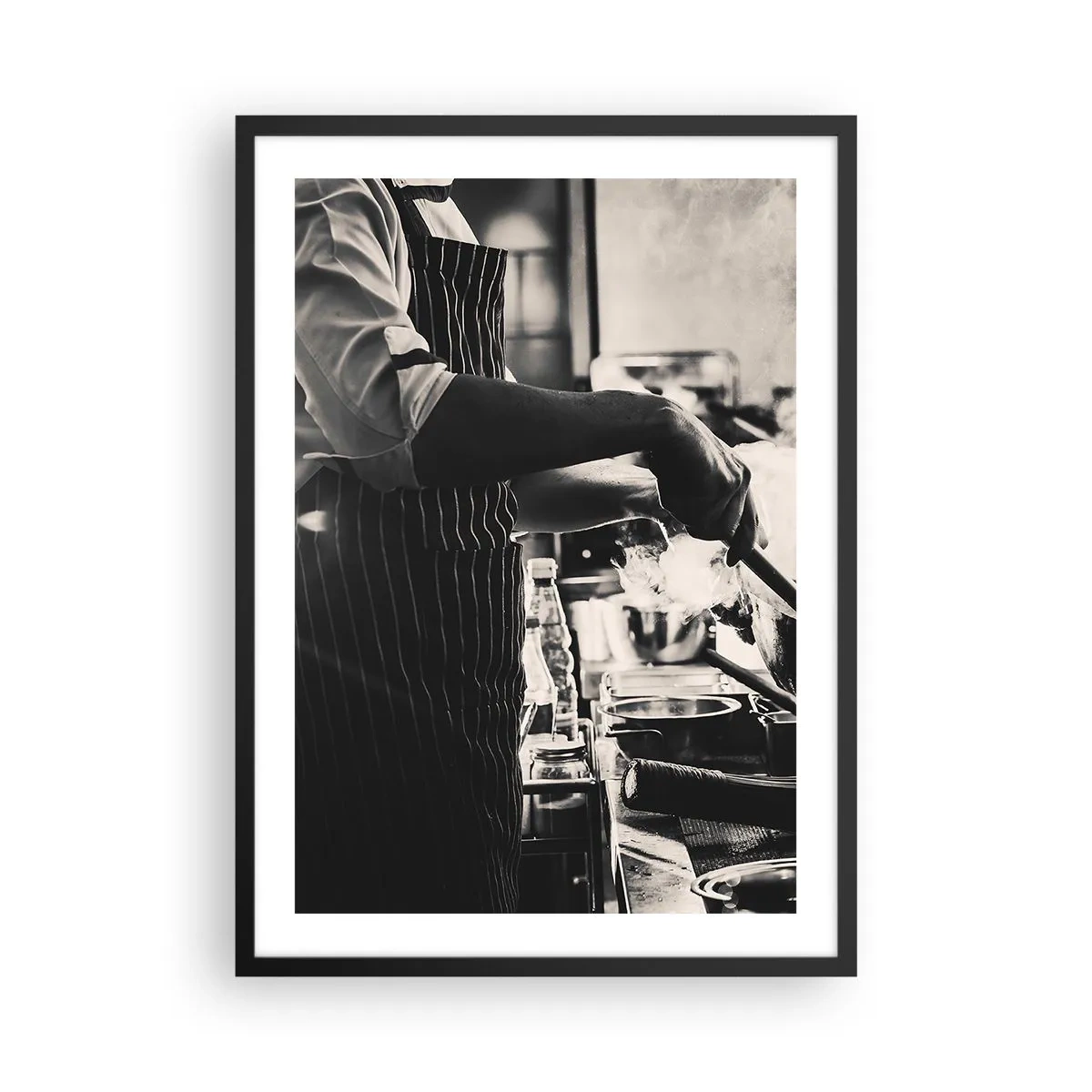 Plakat i sort ramme - Sort-hvidt fotografi af en kok på arbejde - 50x70cm - Smagernes alkymi - Moderne vægdekoration til stue og soveværelse ARTTOR