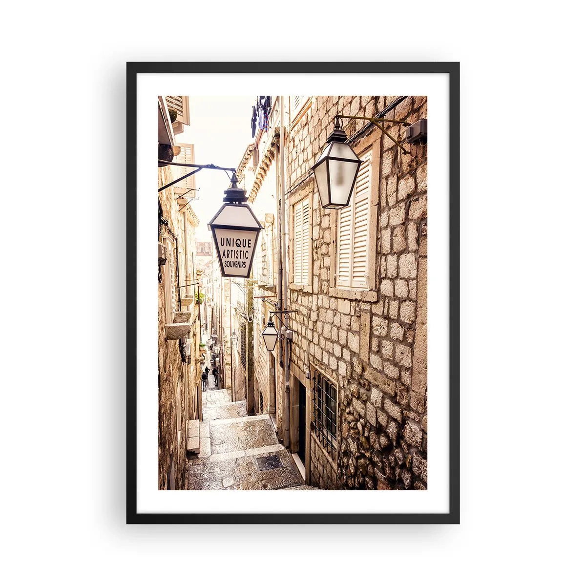 Plakat i sort ramme - En charmerende stengade med lanterner og trapper - 50x70cm - En charmerende gyde - Moderne vægdekoration til stue og soveværelse ARTTOR