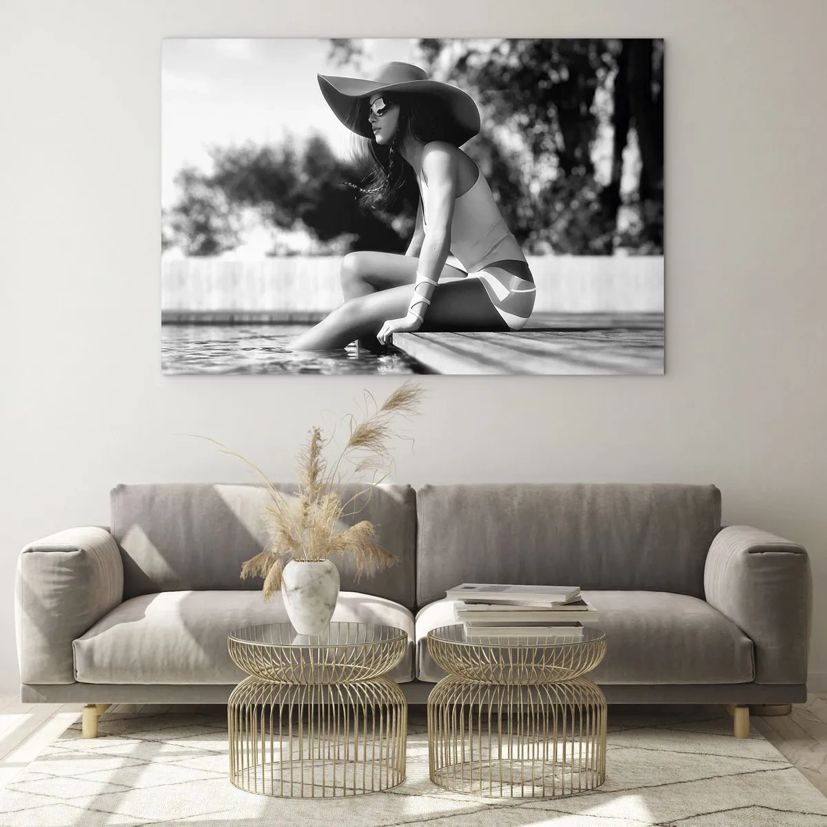 Billede på glas - Kvinde med hat sidder ved poolen i sort og hvid - 70x50cm - Sommerdrøm - Moderne vægdekoration til stue og soveværelse ARTTOR