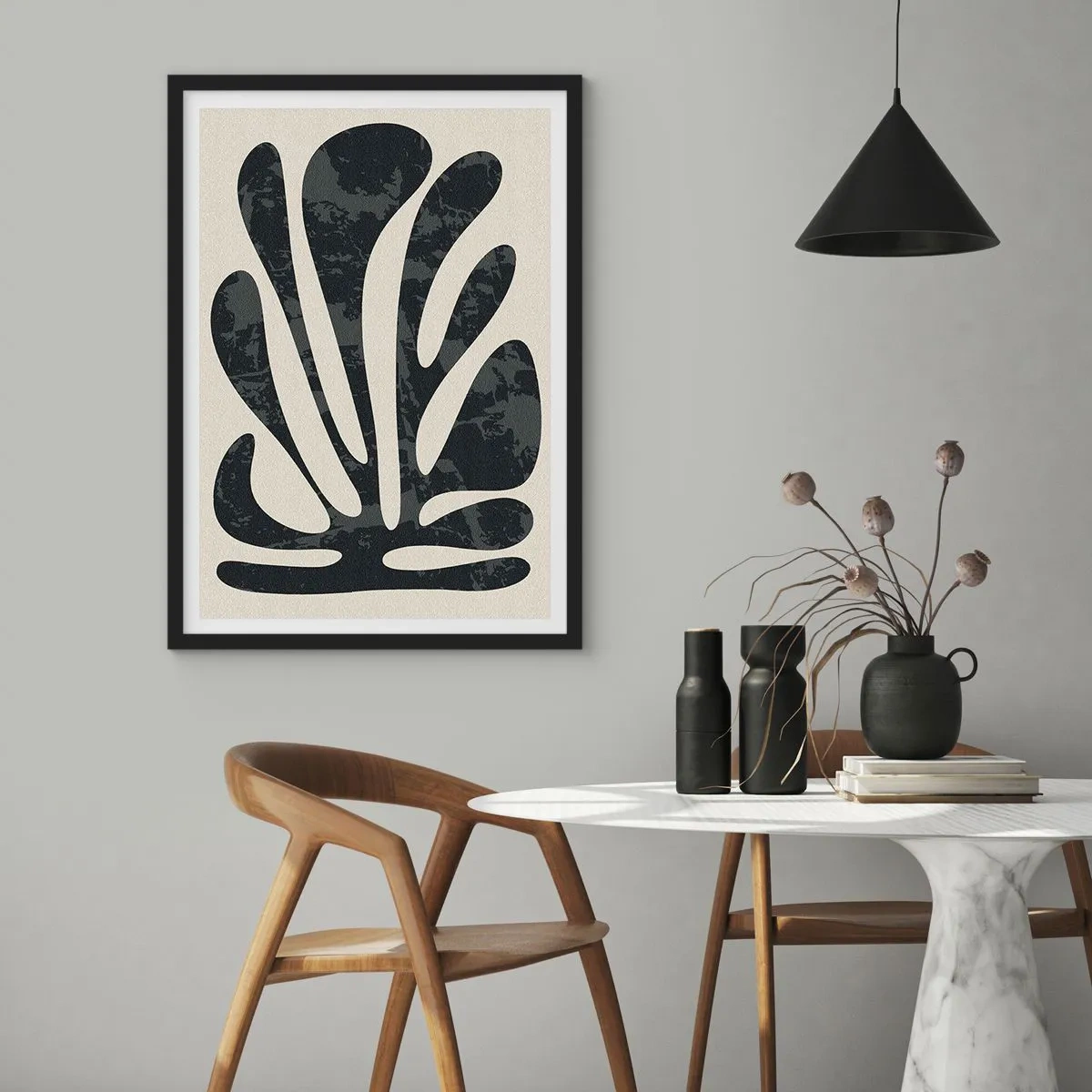 Plakat i sort ramme - Abstrakt sort planteform på en beige baggrund - 50x70cm - Abstraktion med flere fingre - Moderne vægdekoration til stue og soveværelse ARTTOR