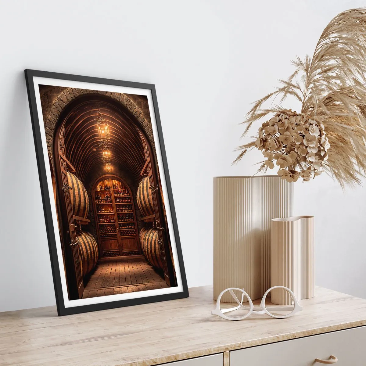 Plakat i sort ramme - Elegant vinkælder med træfade - 50x70cm - Atmosfærisk kælder - Moderne vægdekoration til stue og soveværelse ARTTOR