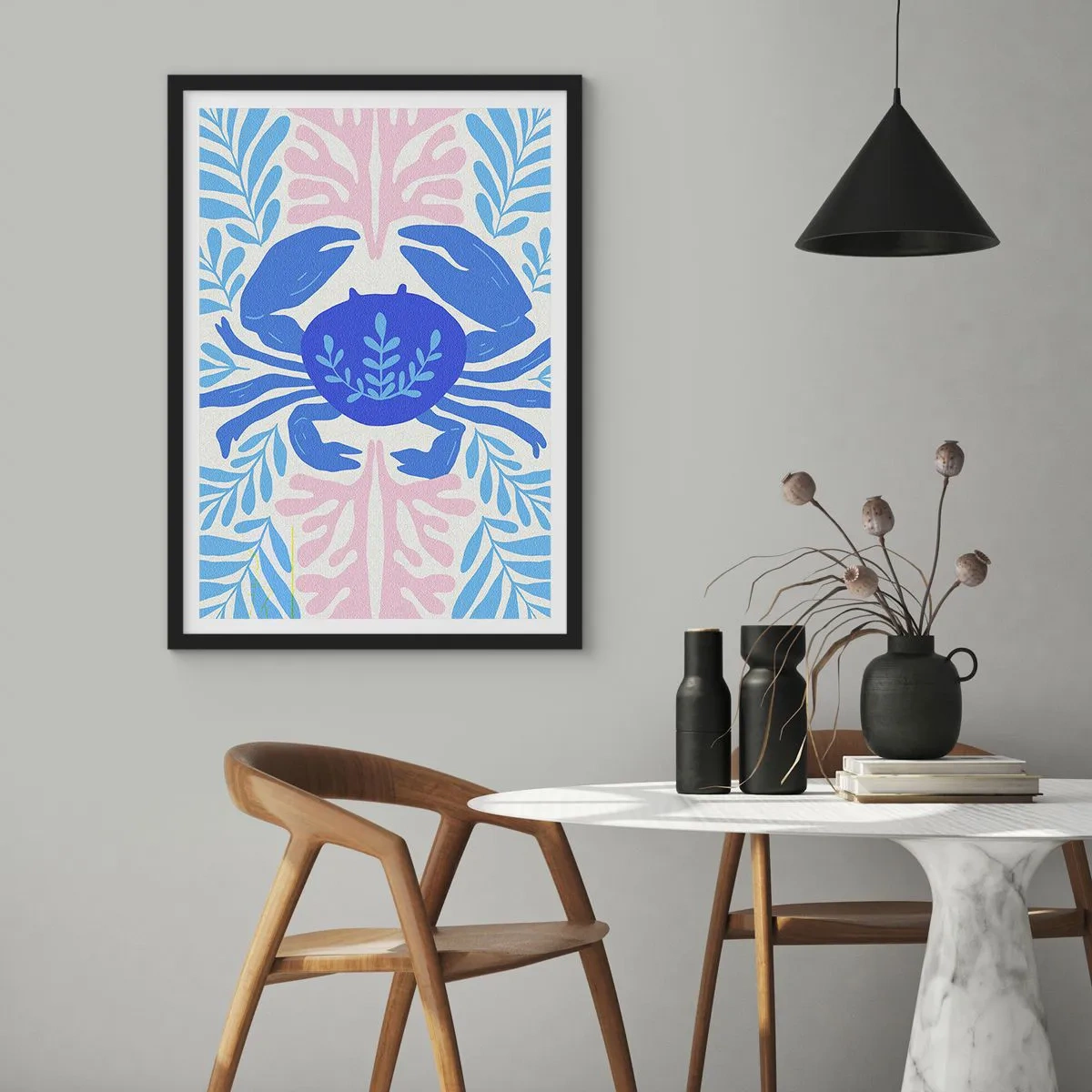 Plakat i sort ramme - En dekorativ blå krabbe omgivet af havplanter. - 50x70cm - Som en havblomst - Moderne vægdekoration til stue og soveværelse ARTTOR