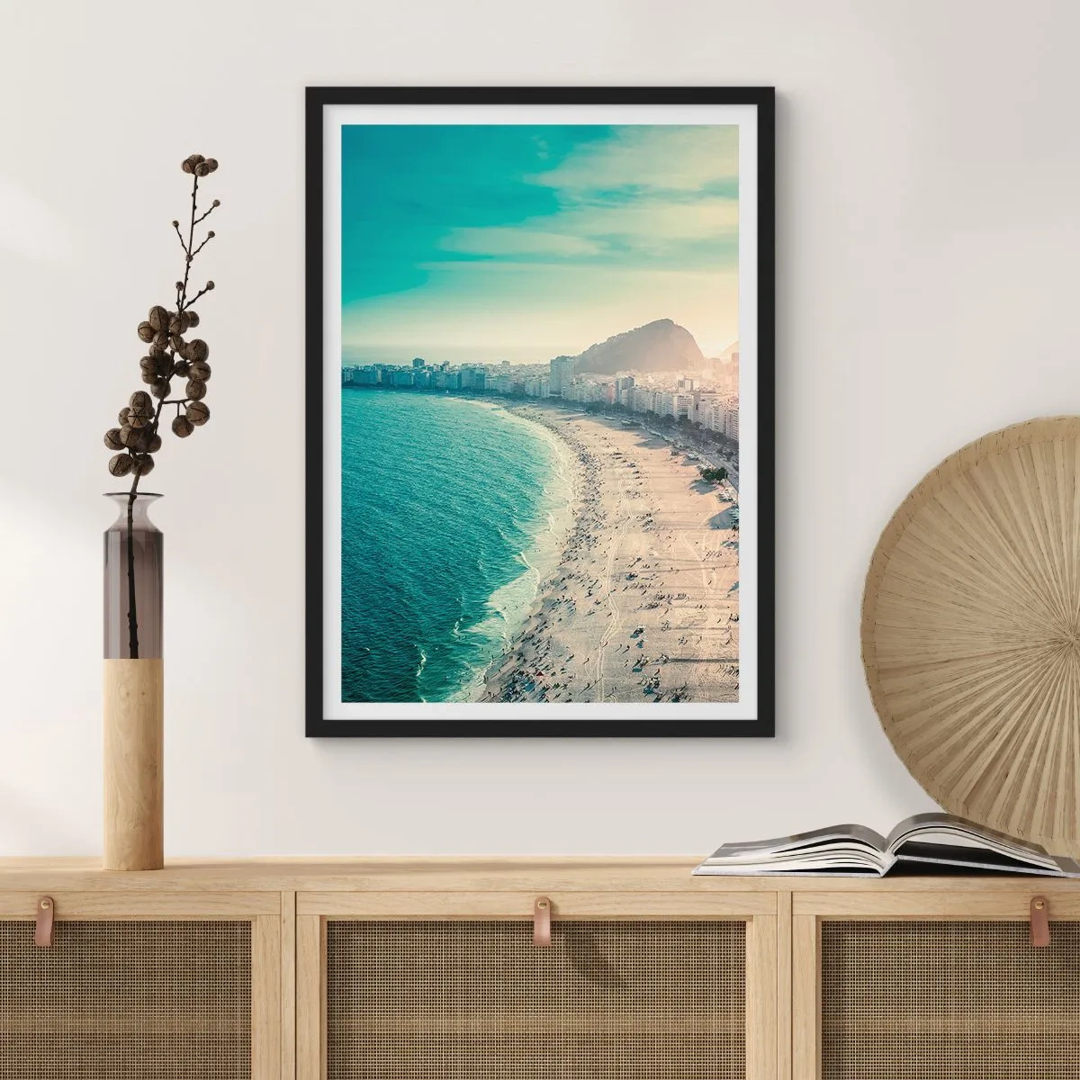 Plakat i sort ramme - Udsigt over stranden og byen ved solnedgang - 50x70cm - Evig ferie i Rio - Moderne vægdekoration til stue og soveværelse ARTTOR