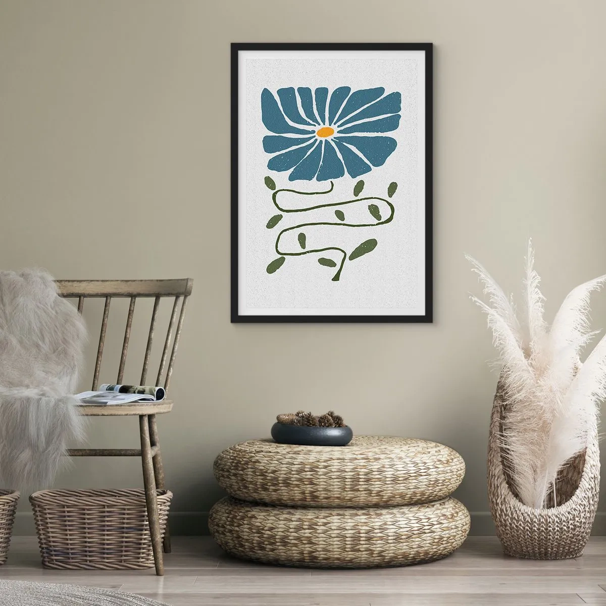 Plakat i sort ramme - En blå blomst med en snoet stilk på en lys baggrund - 50x70cm - Fra kvist til blomst - Moderne vægdekoration til stue og soveværelse ARTTOR