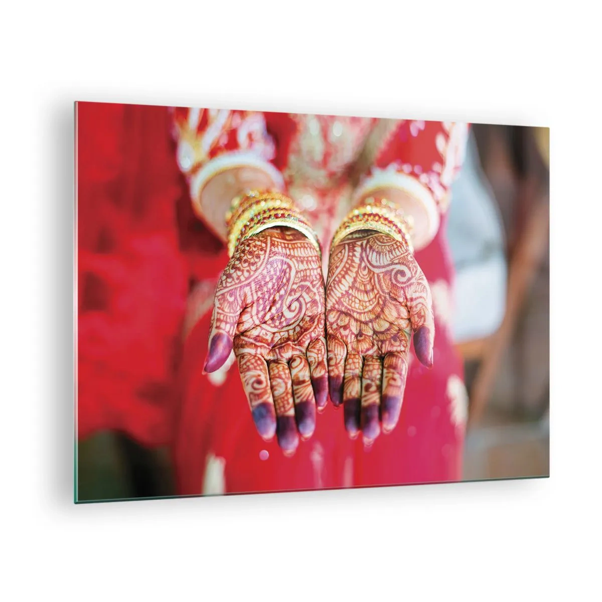 Billede på glas - Henna-hænder i traditionelt tøj mod en rød baggrund - 70x50cm - Klar til at fange lykken - Moderne vægdekoration til stue og soveværelse ARTTOR