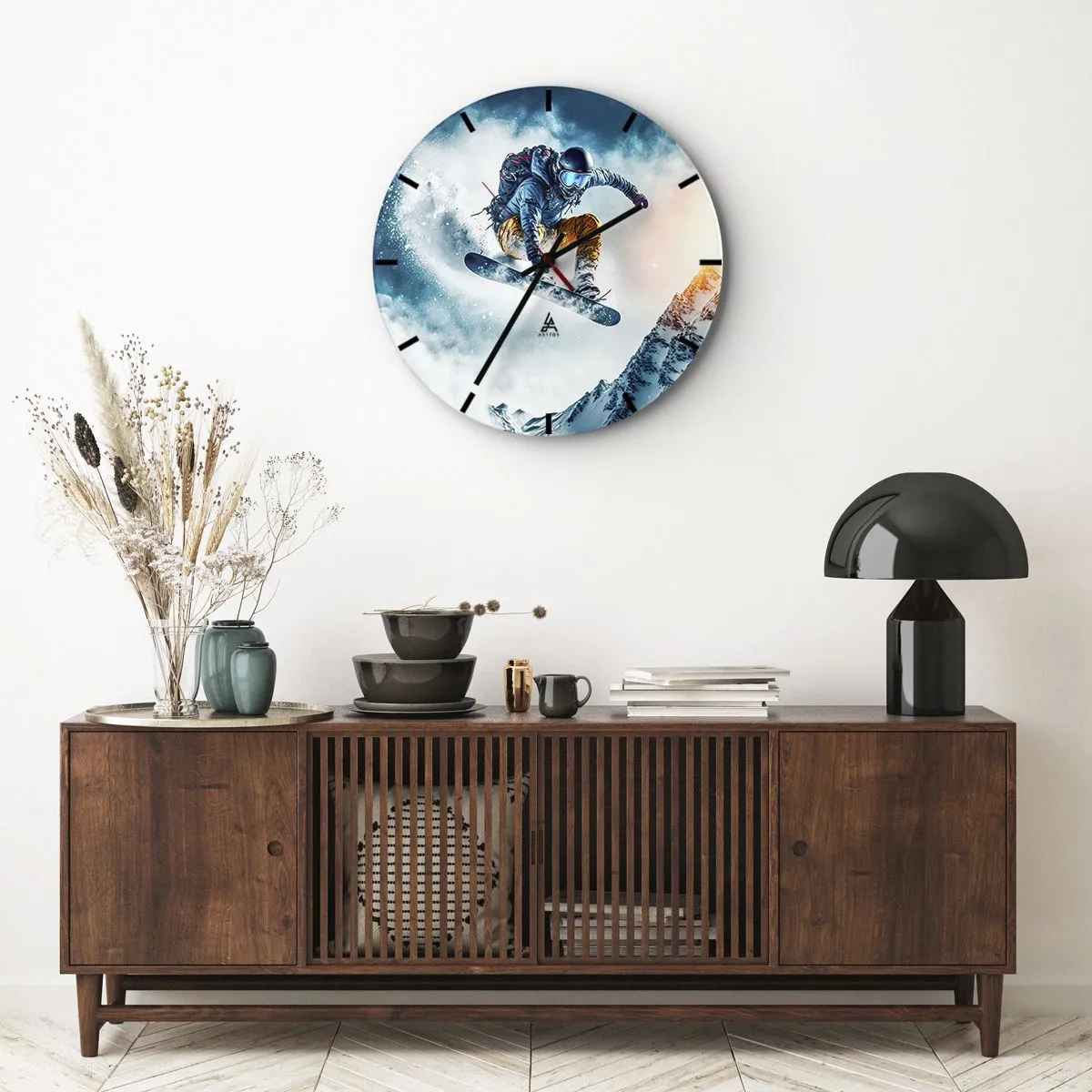 Vægur, Uret - En snowboarder i luften mod en baggrund af bjerge og en snestorm - 30x30cm - Ekstreme følelser - Moderne vægdekoration til stue, køkken og soveværelse ARTTOR