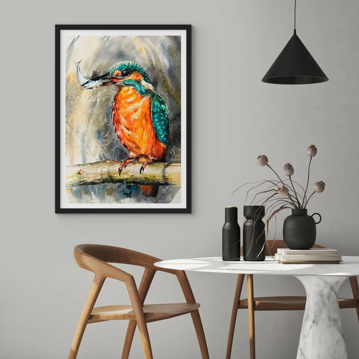 Plakat i sort ramme - En vandløve, der holder en fisk mod et naturligt landskab i akvarelstil. - 50x70cm - Naturens lov - Moderne vægdekoration til stue og soveværelse ARTTOR