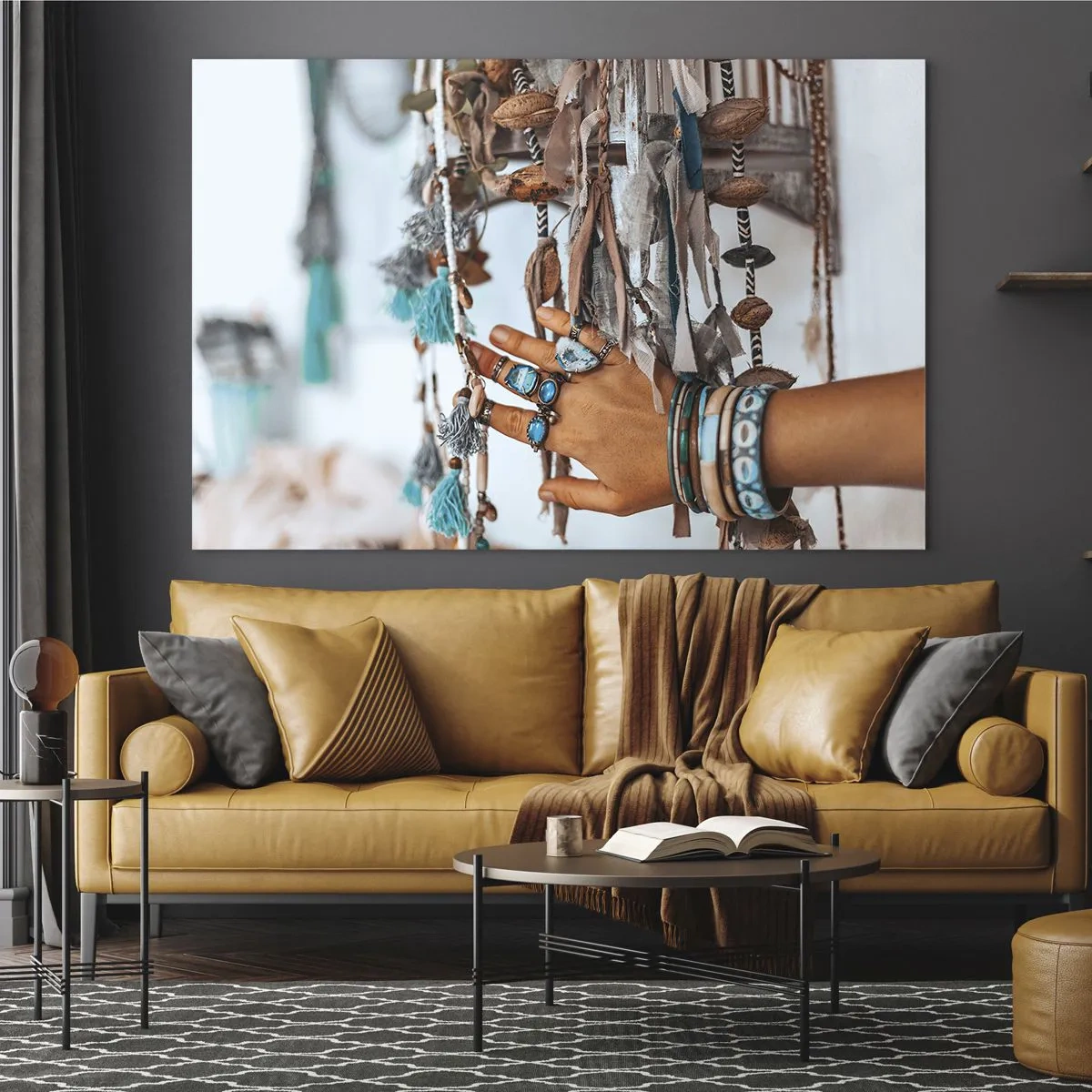 Billede på glas - Hånd med boho smykker rører etnisk dekoration - 70x50cm - Lokale skatte - Moderne vægdekoration til stue og soveværelse ARTTOR