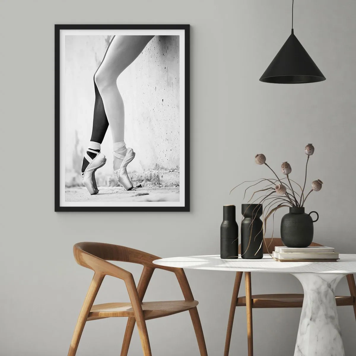 Plakat i sort ramme - Ballettens subtilitet - 50x70cm - Ballerina, voila! - Moderne vægdekoration til stue og soveværelse ARTTOR