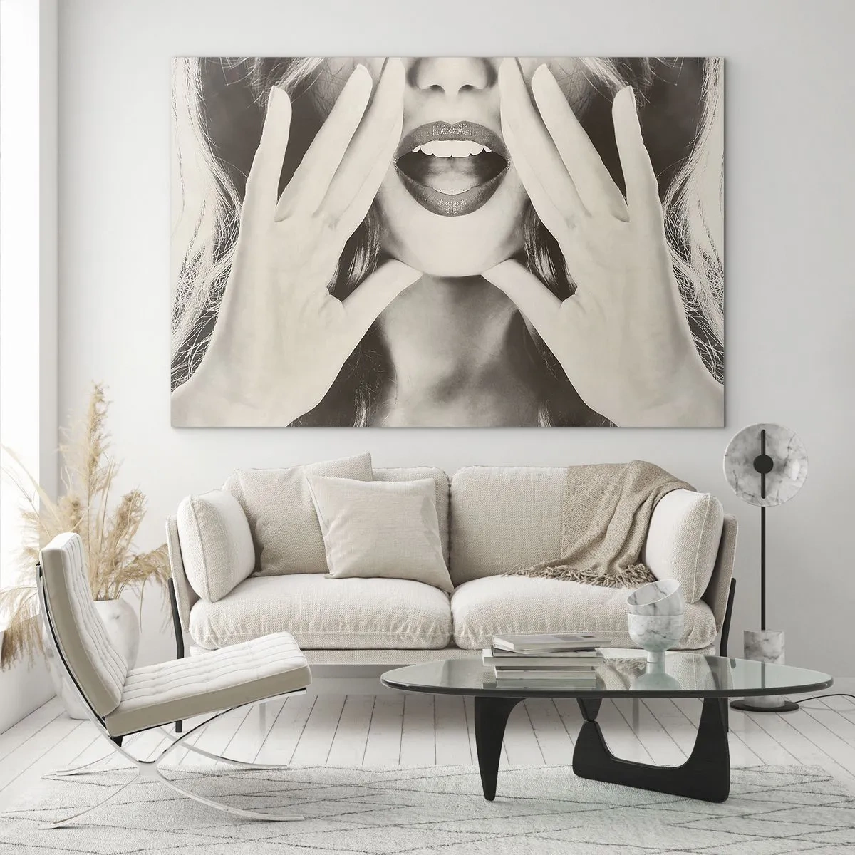Billede på glas - En kvinde med læbestift på læberne og hænderne for ansigtet - 70x50cm - Jeg er på vej! - Moderne vægdekoration til stue og soveværelse ARTTOR