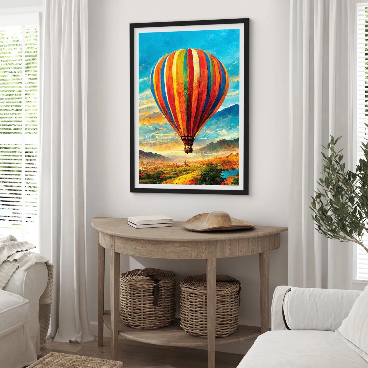 Plakat i sort ramme - En farverig ballon over et malerisk landskab - 50x70cm - I stilhed kan du se mere - Moderne vægdekoration til stue og soveværelse ARTTOR