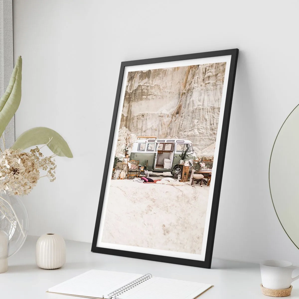 Plakat i sort ramme - Retro camping i minibus i ørkenomgivelser med rustikke detaljer - 50x70cm - Tid til at starte rejsen - Moderne vægdekoration til stue og soveværelse ARTTOR