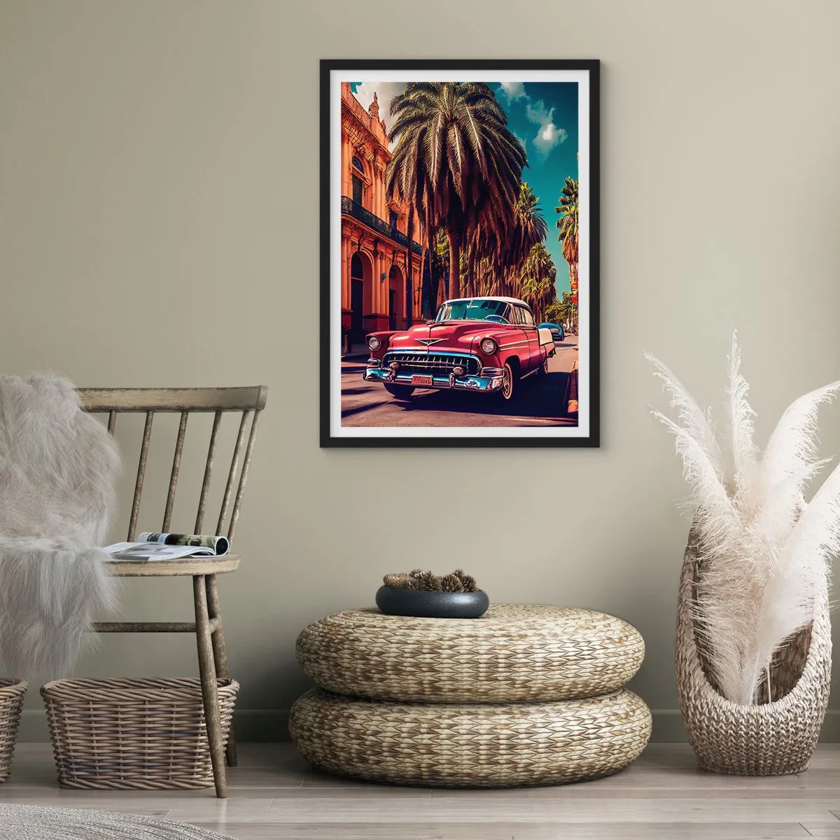 Plakat i sort ramme - En klassisk bil på baggrund af en tropisk by - 50x70cm - Stadig i Havana - Moderne vægdekoration til stue og soveværelse ARTTOR