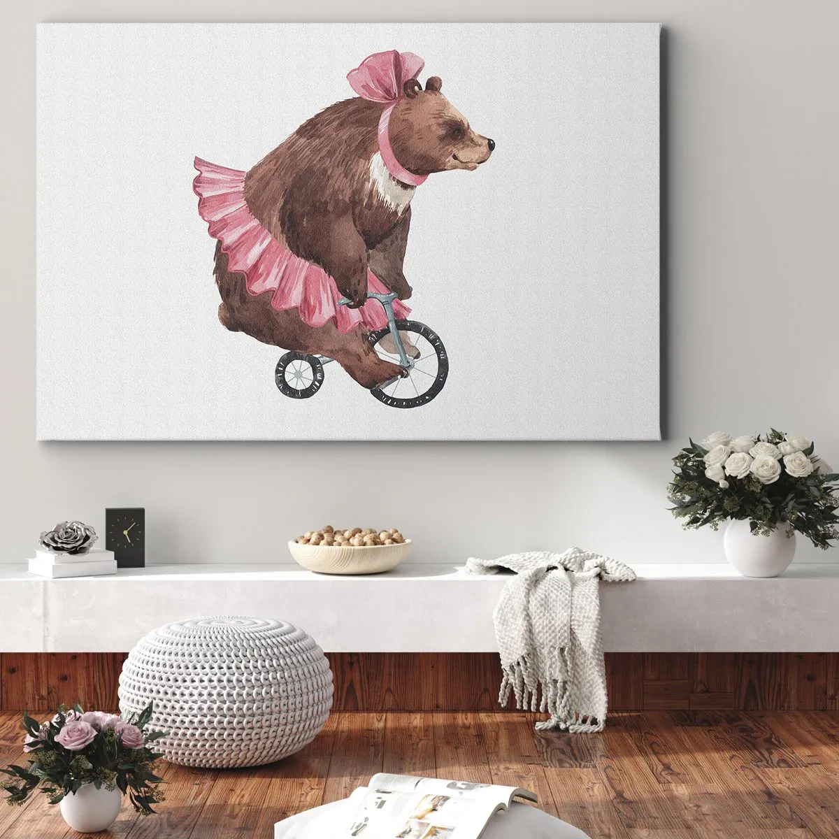 Lærredstryk - Billede på lærred - En bamse i en lyserød nederdel på en cykel i retrostil - 70x50cm - Sikke et cirkus! - Moderne vægdekoration til stue og soveværelse ARTTOR
