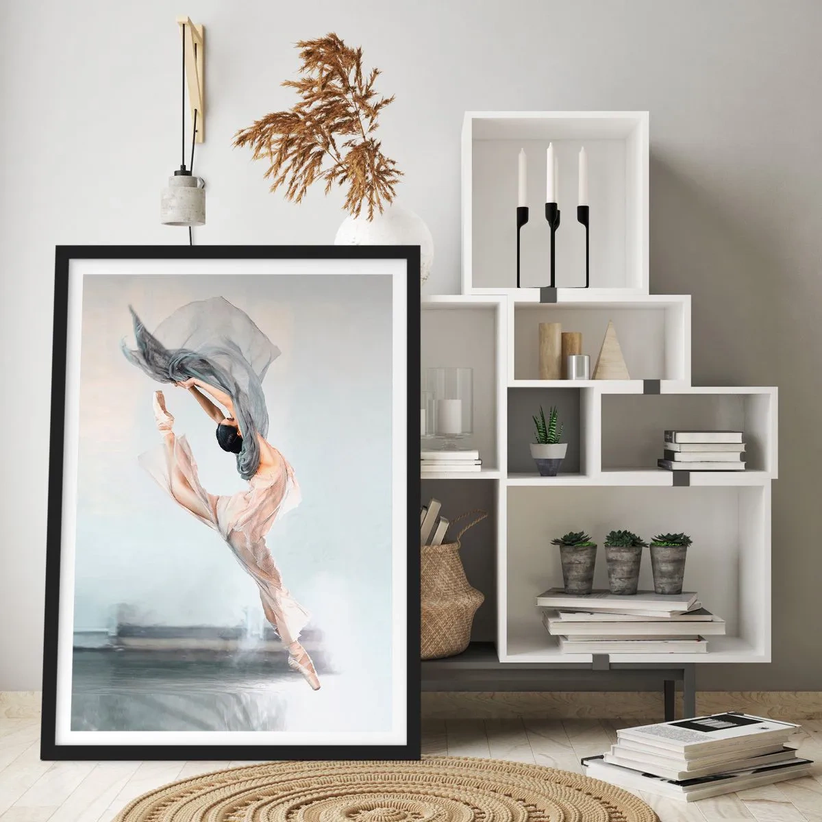 Plakat i sort ramme - En ballerina danser med et fint sjal mod en lys baggrund - 50x70cm - I dansende henrykkelse - Moderne vægdekoration til stue og soveværelse ARTTOR