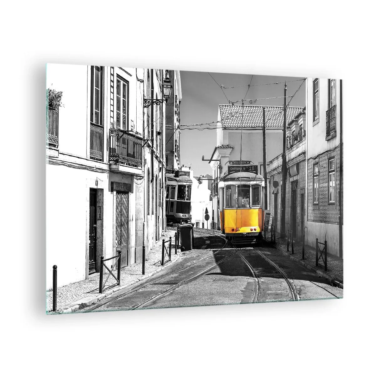 Billede på glas - En gul sporvogn på en sort og hvid gade i en europæisk by. - 70x50cm - Lissabons ånd - Moderne vægdekoration til stue og soveværelse ARTTOR