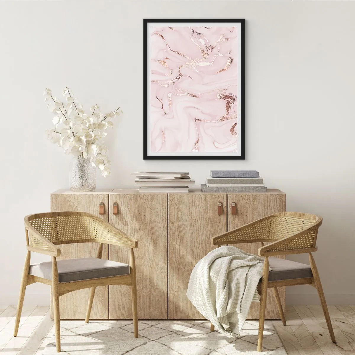Plakat i sort ramme - Elegant marmormønster i lyserøde nuancer med gulddetaljer - 50x70cm - I et lyserødt tørklæde - Moderne vægdekoration til stue og soveværelse ARTTOR