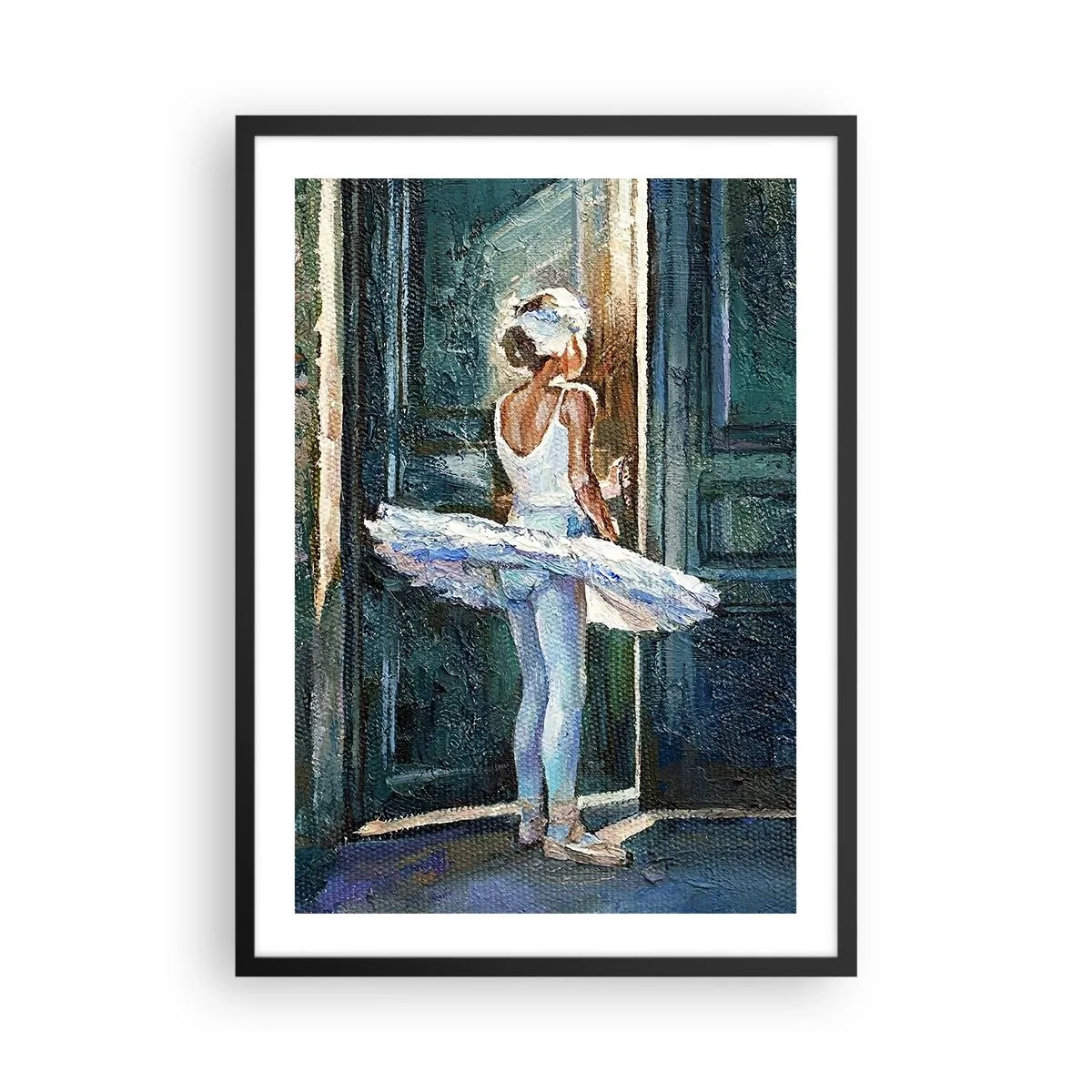 Plakat i sort ramme - Ballerina i lyset af en dør i impressionistisk stil - 50x70cm - Før showet - Moderne vægdekoration til stue og soveværelse ARTTOR